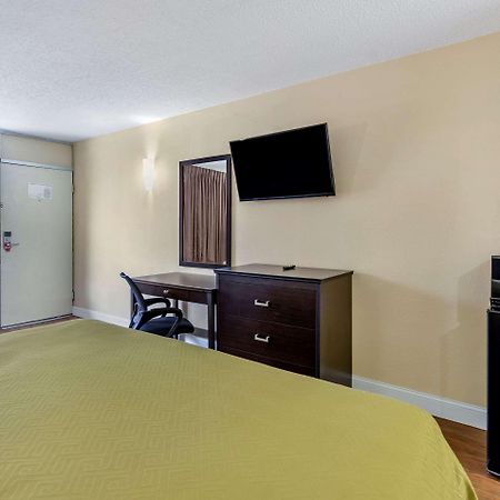 Econo Lodge Civic Center Roanoke Exterior photo